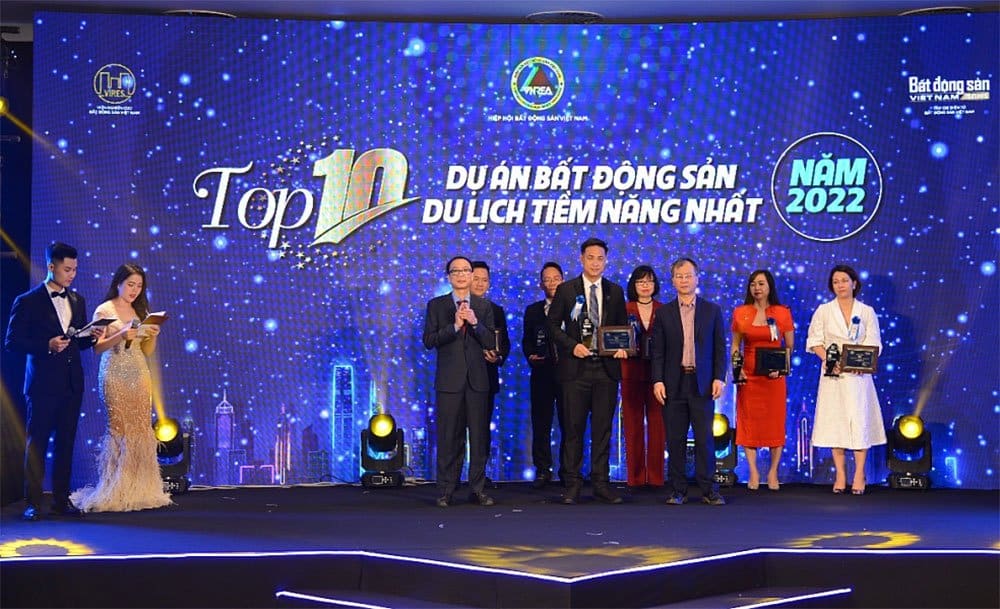 Ông Lê Kim Hoàng - Phó tổng giám đốc Kinh doanh Tập đoàn Charm Group nhận giải thưởng.